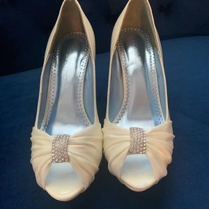 Used Michaelangelo Diana Ivory heel